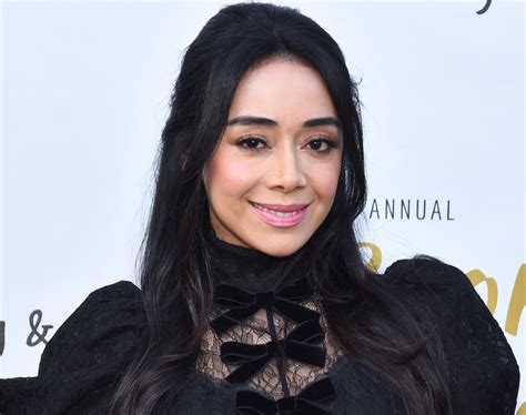 Lucifer Star Aimee Garcia Shares Swimsuit Photo。